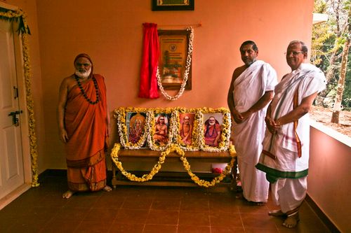 01 Jagadguru after inaugurating Tapasvi Kuteera inauguration at Sringeri on 11th Feb 2010. Also seen are CEO Sri V R Gowrishankar and Dr. Yegnasubramanian, Chairman, SVBF