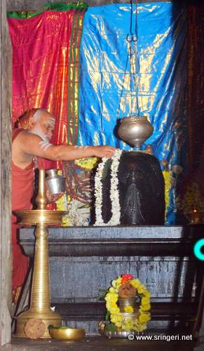 11-jagadguru-worshipping-malahanikareshwara-shivalinga-on-mahashivaratri-day