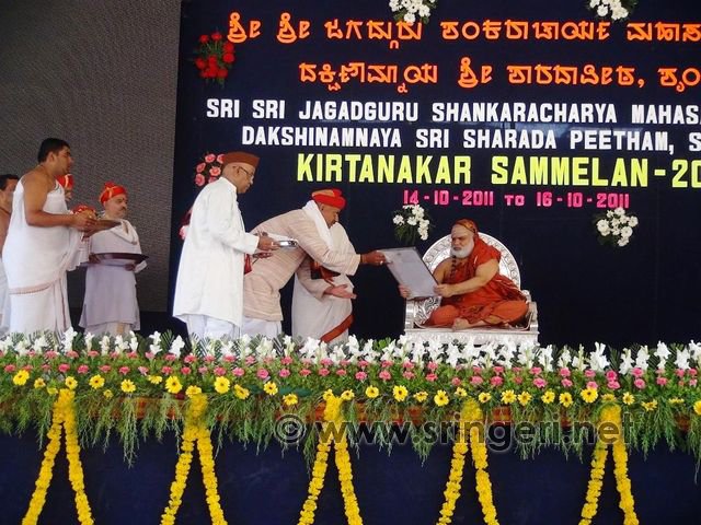01-kirtankars-offering-their-pranams-to-the-jagadguru-during-the-sammelan