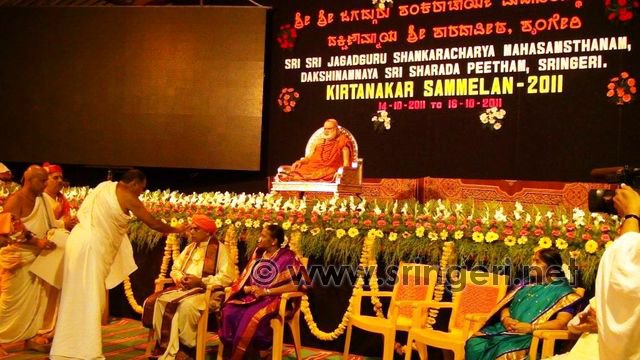 administrator-sri-gowrishankar-honouring-elderly-kirtankars-in-the-jagadgurus-presence