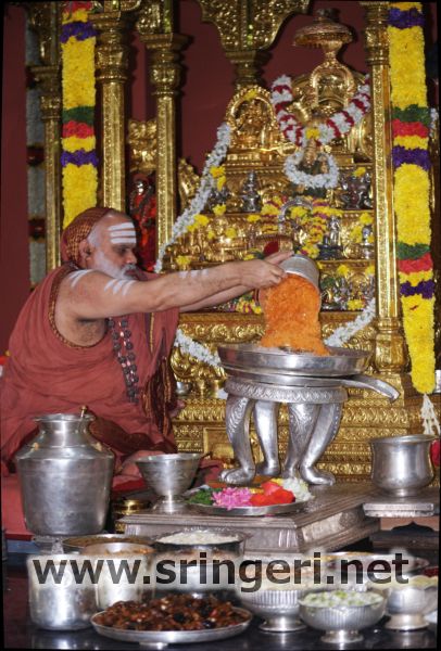 1-jagadguru-mahaswamiji-performing-shravana-somavara-chandramoulishwara-puja-dsc_0367_proc