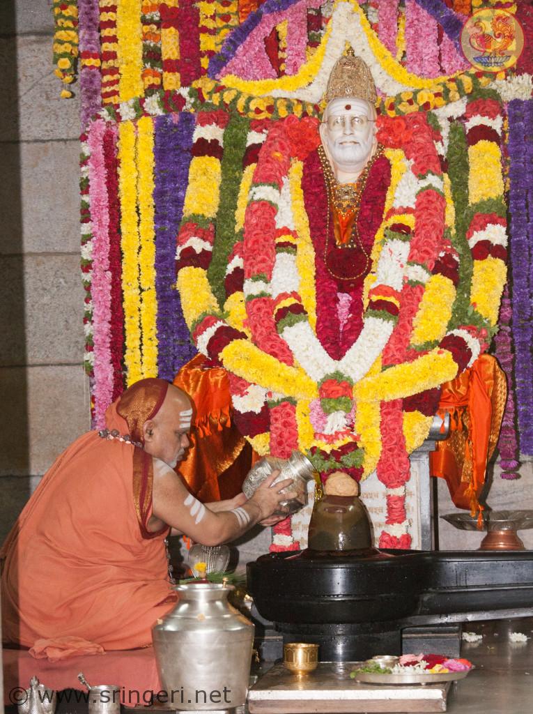 Jagadguru Shankaracharya Sri ​Sri​ ​ ​Bharati Tirtha Mahaswamiji offer​s​ special Aradhana Puja at His Guru’s Adhisthanam