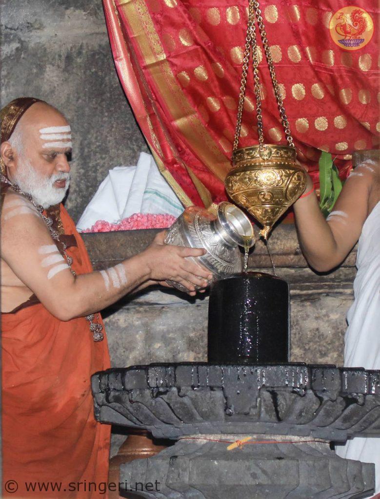 sri_mahasannidhanam_performs_puja