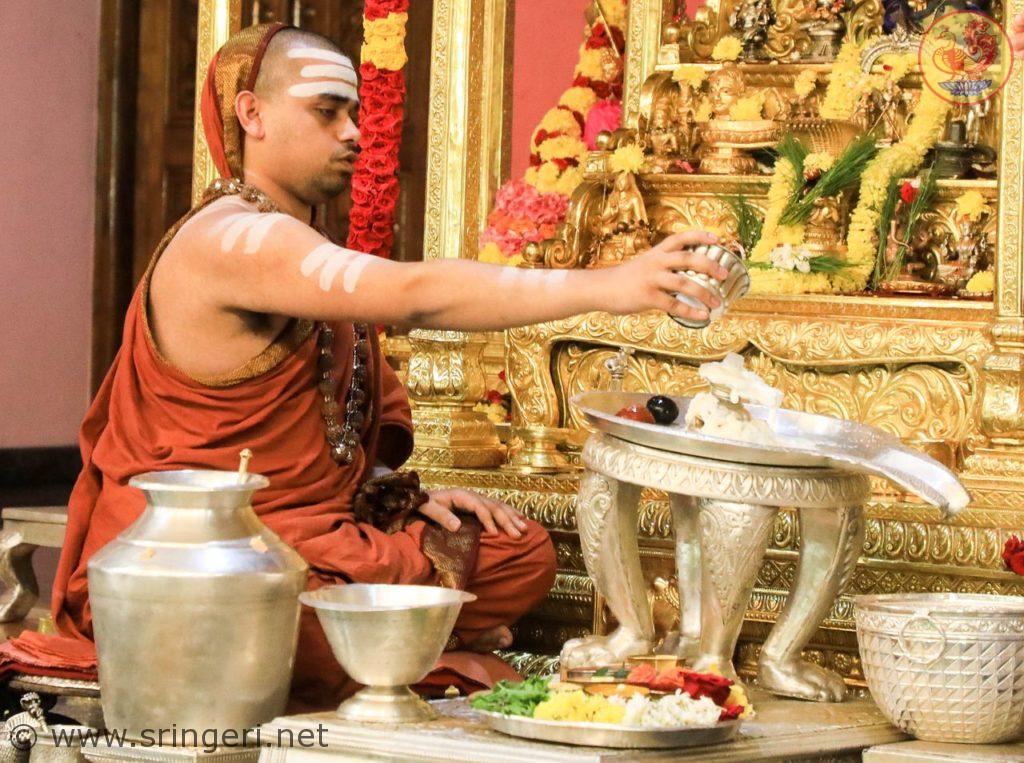 sri_sannidhanam_performs_abhisheka