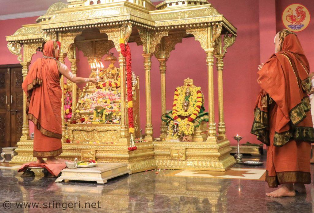 sri_mahasannidhanam_witnessing_mahangalarati