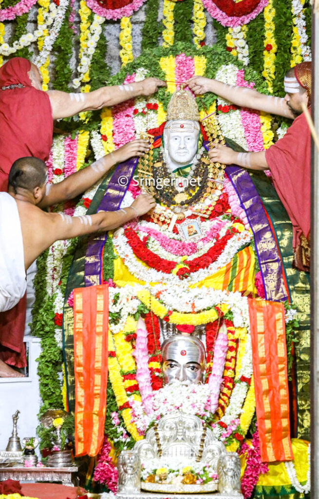 Ubhaya Jagadguru offering Suvarna Mala at the Adhistanam of Jagadguru Sri Sri Chandrashekhara Bharati Mahaswamiji